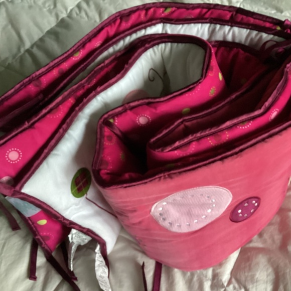 LAMBS & IVY DEEP PINK & WHITE BUTTERFLY THEMED PAD INSIDE/ OUTSIDE OF BED - Picture 9 of 15